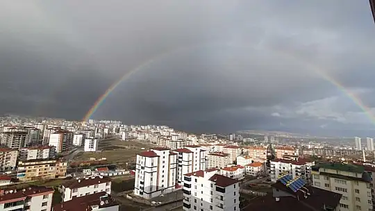 Elazığ'da yağmur sonrası çıkan gökkuşağı mest etti