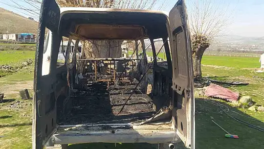 Elazığ'da yanan minibüs kullanılamaz hale geldi