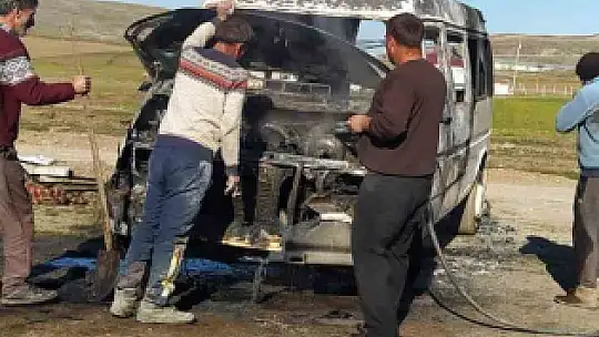 Elazığ'da yanan minibüs kullanılamaz hale geldi