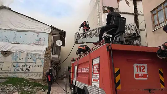 Elazığ'da yangın: 3 ev kullanılamaz hale geldi