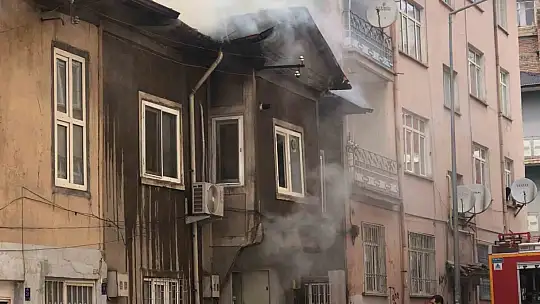 Elazığ'da yangın: 3 ev kullanılamaz hale geldi