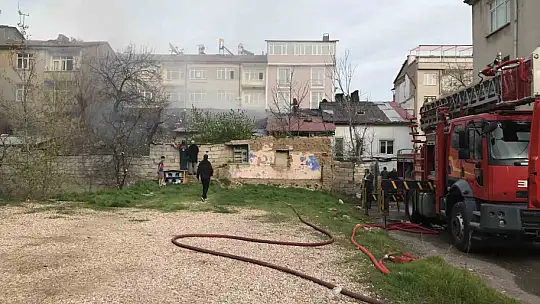 Elazığ'da yangın: 3 ev kullanılamaz hale geldi