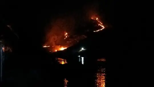 Elazığ'da yangın: Alevler rüzgarın da etkisiyle gittikçe büyüyor