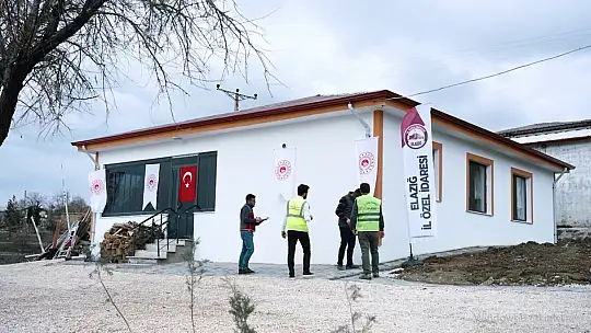 Elazığ'da yerinde dönüşümde ilk köy evi sahibine teslim edildi