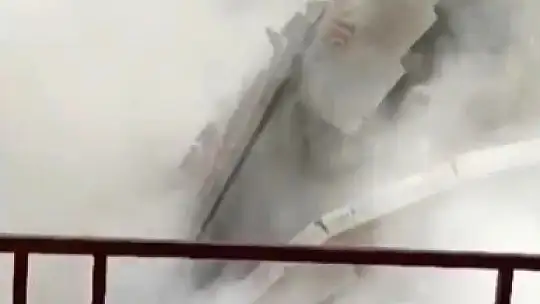 Elazığ'da yıkım makinesinin dokunduğu bina, yerle bir oldu