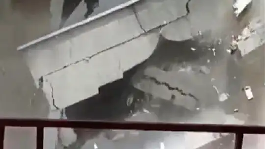 Elazığ'da yıkım makinesinin dokunduğu bina, yerle bir oldu