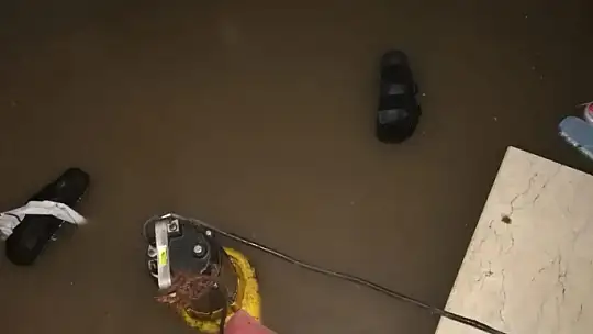 Elazığ'da yoğun yağış sonrası ev ve iş yerlerini su bastı, araçlar mahsur kaldı