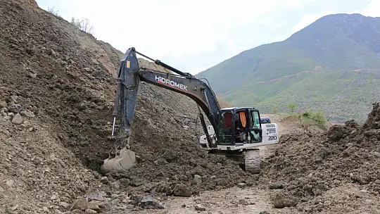 Elazığ'da yol genişletme çalışmaları sürüyor