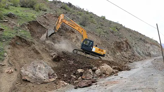 Elazığ'da yol genişletme çalışmaları sürüyor