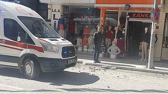 Elazığ'da yolda yürüyen vatandaş, saniyelerle ölümden döndü