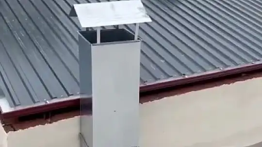 Elazığ'da yürekleri ağza getiren çatı yapımı