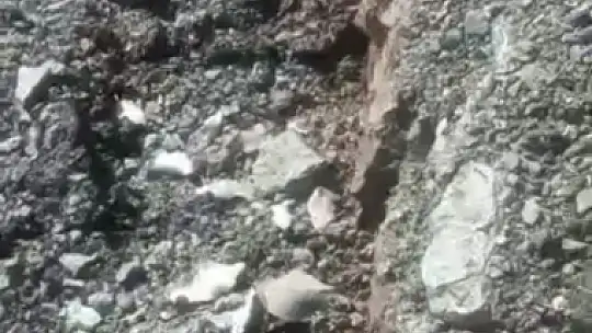 Elazığ'da zemin sıvılaşmasının ardından bu kez de dağlardaki çatlaklar dikkat çekti
