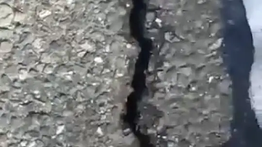 Elazığ'da zemin sıvılaşmasının ardından bu kez de dağlardaki çatlaklar dikkat çekti
