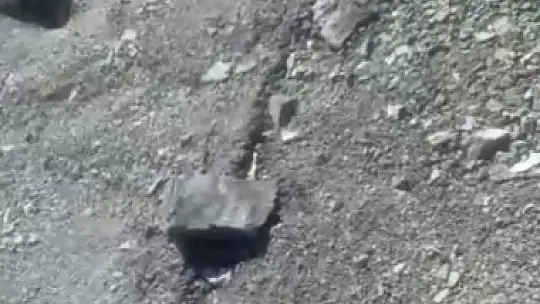 Elazığ'da zemin sıvılaşmasının ardından bu kez de dağlardaki çatlaklar dikkat çekti
