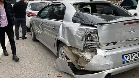 Elazığ'da zincirleme kaza: 3 araçta maddi hasar oluştu