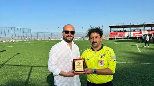 Elazığ futbolunda jübile yapan iki hakeme plaket takdimi