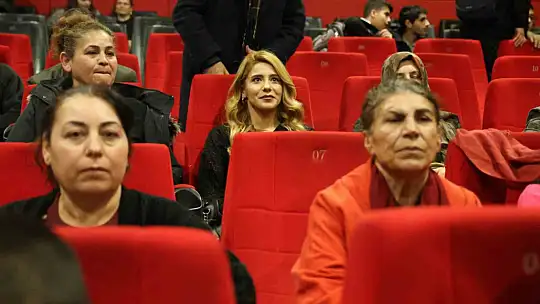 Elazığ merkezin tek kadın muhtarı öncü oldu, mahalle sakinleri sinemada buluştu
