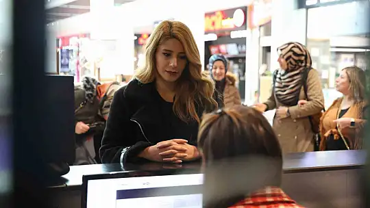 Elazığ merkezin tek kadın muhtarı öncü oldu, mahalle sakinleri sinemada buluştu