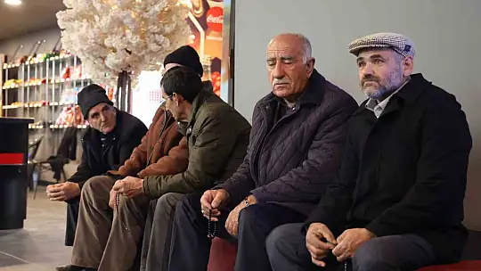 Elazığ merkezin tek kadın muhtarı öncü oldu, mahalle sakinleri sinemada buluştu