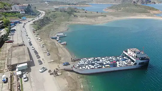 Elazığ-Pertek feribotlarında bayram yoğunluğu