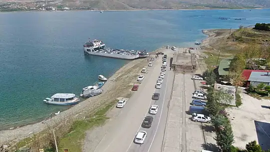 Elazığ-Pertek feribotlarında bayram yoğunluğu