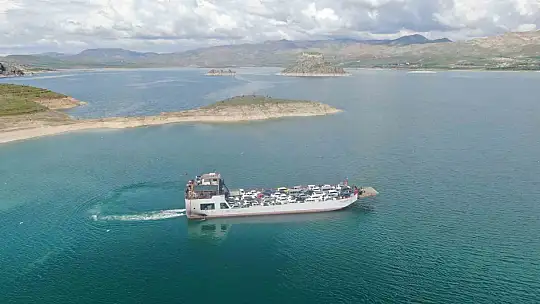 Elazığ-Pertek feribotlarında bayram yoğunluğu