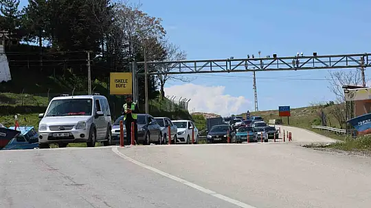 Elazığ-Pertek feribotlarında bayram yoğunluğu