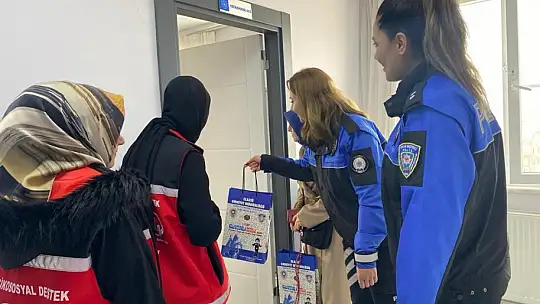 Elazığ polisi depremzede kadınların gününü kutladı