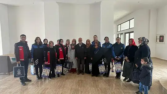 Elazığ polisi depremzede kadınların gününü kutladı