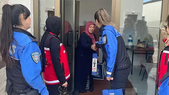 Elazığ polisi depremzede kadınların gününü kutladı