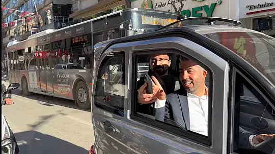 Elazığ sokaklarındaki 2.3 metrelik minik elektrikli araç, tüm dikkatleri üzerine çekti