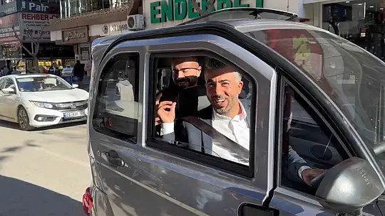 Elazığ sokaklarındaki 2.3 metrelik minik elektrikli araç, tüm dikkatleri üzerine çekti