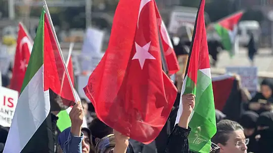 Elazığlı kadınlardan Filistin'e destek için 'sessiz' oturma eylemi