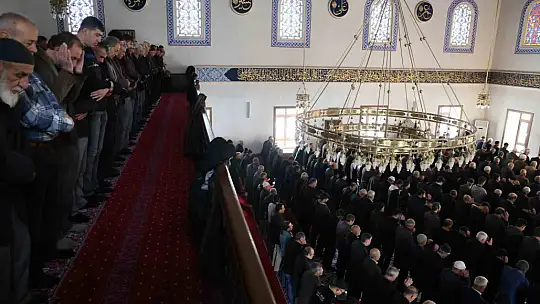 Elazığlılar Ramazan'ın ilk cumasında camileri doldurdu