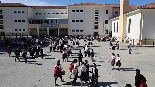 Emekli oldu ama 5 yıldır okulu ilk o açıyor ve öğrencileri kapıda karşılıyor