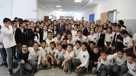 Emekli oldu ama 5 yıldır okulu ilk o açıyor ve öğrencileri kapıda karşılıyor