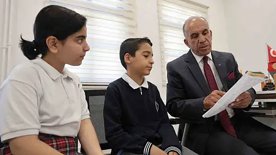 Emekli oldu ama 5 yıldır okulu ilk o açıyor ve öğrencileri kapıda karşılıyor