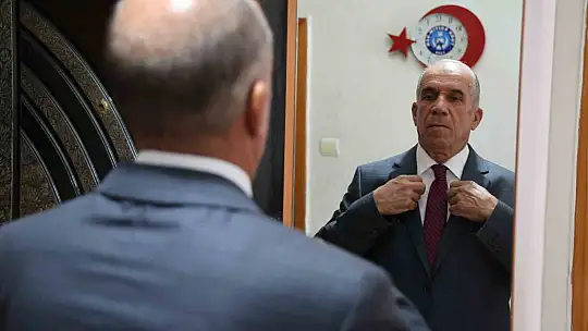 Emekli oldu ama 5 yıldır okulu ilk o açıyor ve öğrencileri kapıda karşılıyor