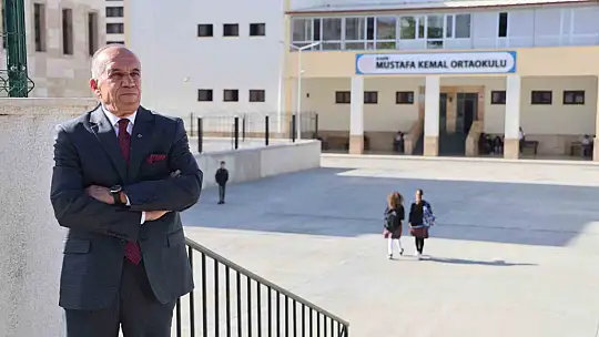 Emekli oldu ama 5 yıldır okulu ilk o açıyor ve öğrencileri kapıda karşılıyor