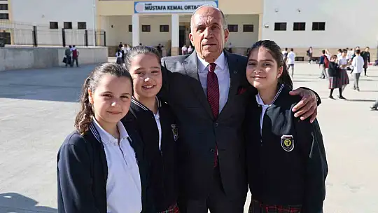 Emekli oldu ama 5 yıldır okulu ilk o açıyor ve öğrencileri kapıda karşılıyor