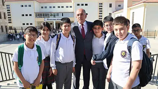 Emekli oldu ama 5 yıldır okulu ilk o açıyor ve öğrencileri kapıda karşılıyor