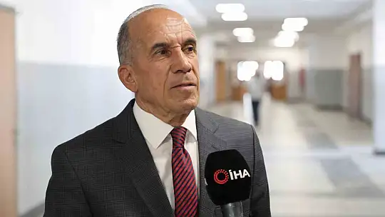 Emekli oldu ama 5 yıldır okulu ilk o açıyor ve öğrencileri kapıda karşılıyor