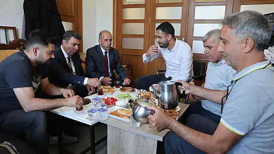 Emekli oldu ama 5 yıldır okulu ilk o açıyor ve öğrencileri kapıda karşılıyor