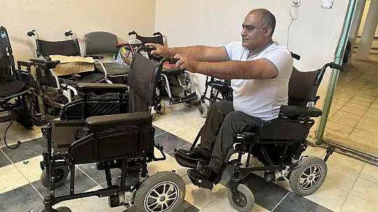 Engelli usta, evinin bodrumuna kurduğu atölye ile engellilerin eli ayağı oldu