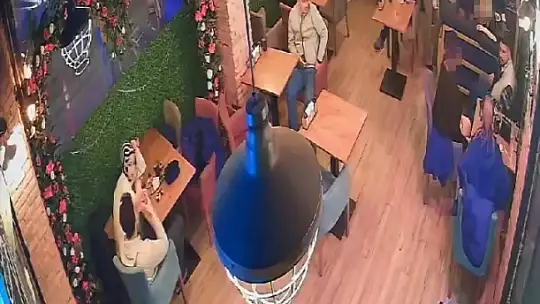 Erkekler durdu, kadınlar kavgaya tutuştu