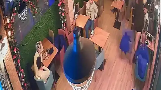 Erkekler durdu, kadınlar kavgaya tutuştu