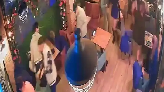 Erkekler durdu, kadınlar kavgaya tutuştu