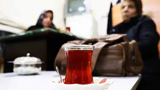 Eşi öldü, kadın haliyle çay ocağının başına geçti