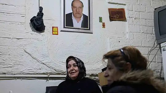 Eşi öldü, kadın haliyle çay ocağının başına geçti