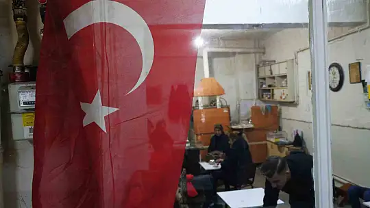 Eşi öldü, kadın haliyle çay ocağının başına geçti